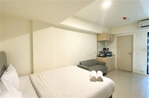 Foto 3 - Simply Look And Enjoy Living Studio At Meikarta Apartment