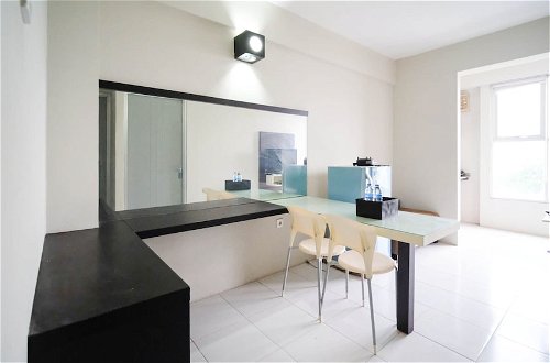 Photo 9 - Homey And Comfy 2Br At Dian Regency Apartment