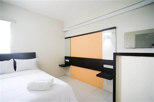 Photo 5 - Homey And Comfy 2Br At Dian Regency Apartment