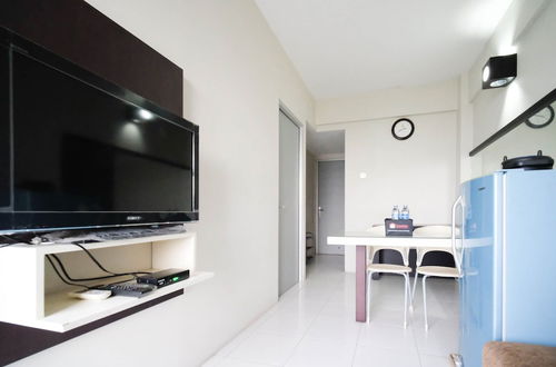 Foto 10 - Homey And Comfy 2Br At Dian Regency Apartment