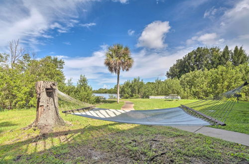 Foto 5 - Waterfront Cedar Key Duplex Home w/ Private Dock