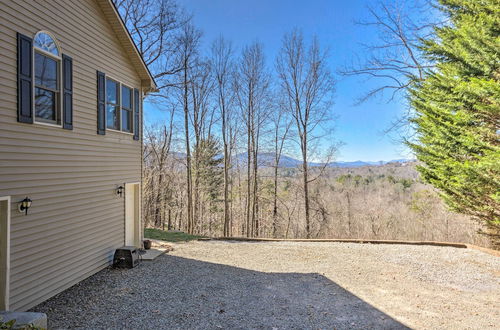 Foto 8 - Bright Asheville Retreat With Hot Tub & Decks