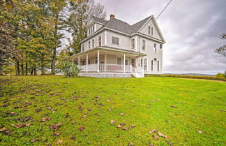 Foto 1 - Historic Victorian Farmhouse w/ Porch & Views