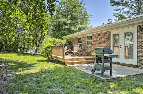 Foto 8 - Charming Apex Home With Back Deck & Grill