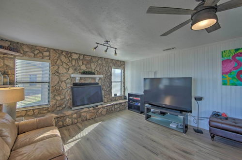 Foto 19 - Stunning Lakefront Home: Hot Tub & Game Room