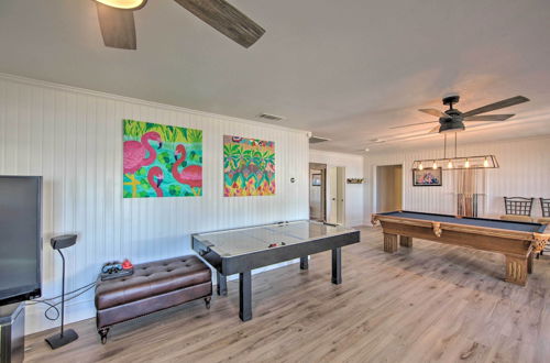 Foto 16 - Stunning Lakefront Home: Hot Tub & Game Room