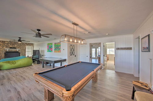 Foto 6 - Stunning Lakefront Home: Hot Tub & Game Room