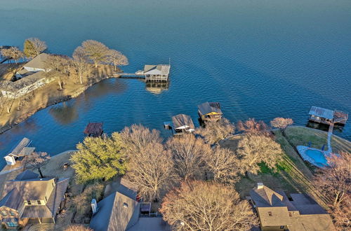 Foto 8 - Stunning Lakefront Home: Hot Tub & Game Room