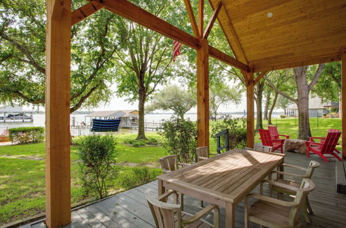 Photo 31 - Stunning Lakefront Home: Hot Tub & Game Room