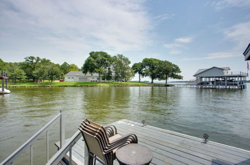 Foto 25 - Stunning Lakefront Home: Hot Tub & Game Room