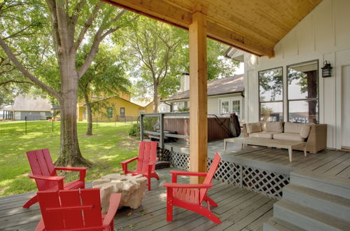 Photo 34 - Stunning Lakefront Home: Hot Tub & Game Room