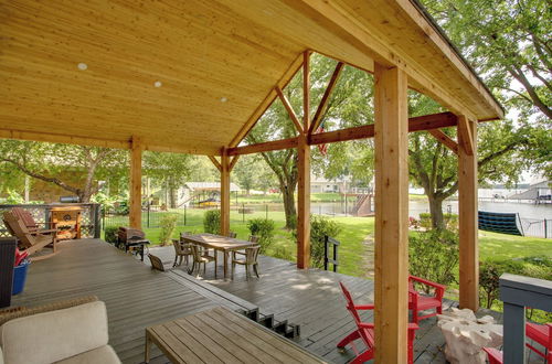 Foto 36 - Stunning Lakefront Home: Hot Tub & Game Room