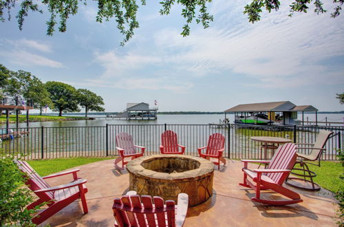 Foto 33 - Stunning Lakefront Home: Hot Tub & Game Room