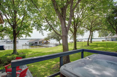 Foto 30 - Stunning Lakefront Home: Hot Tub & Game Room