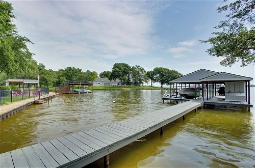 Foto 39 - Stunning Lakefront Home: Hot Tub & Game Room