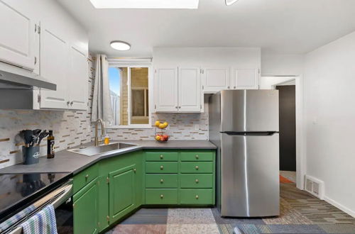 Photo 1 - Stylish Green n Gold 2BR 1Bath Apartment