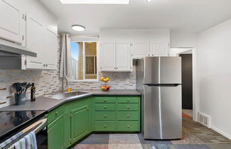 Photo 1 - Stylish Green n Gold 2BR 1Bath Apartment