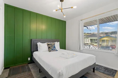 Photo 3 - Stylish Green n Gold 2BR 1Bath Apartment