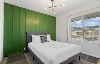 Photo 3 - Stylish Green n Gold 2BR 1Bath Apartment