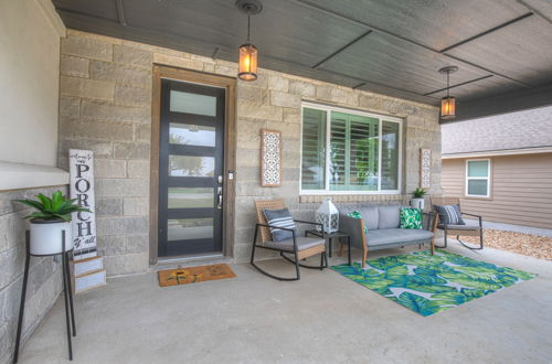 Foto 31 - Soaring 2-level Point Venture Home on Lake Travis