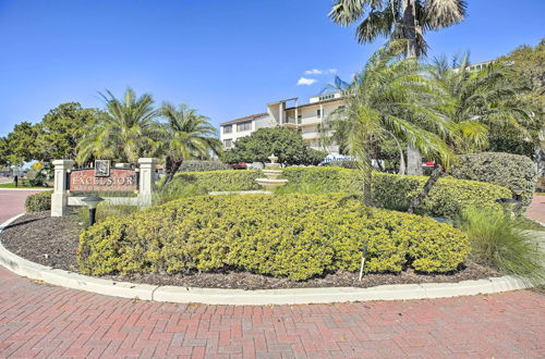 Foto 8 - Sunny Siesta Key Condo w/ Beach Access + Pool