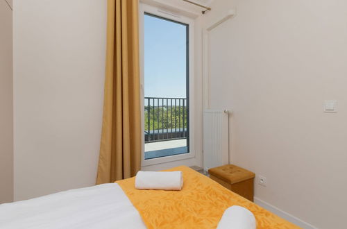 Foto 4 - Sunny Seaside Apartment by Renters