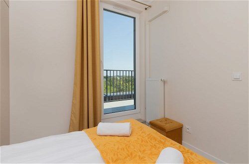 Foto 6 - Sunny Seaside Apartment by Renters