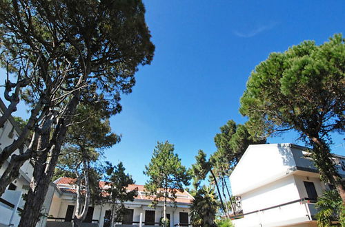 Photo 13 - Relaxing Seaside Villa With Swimming Pool