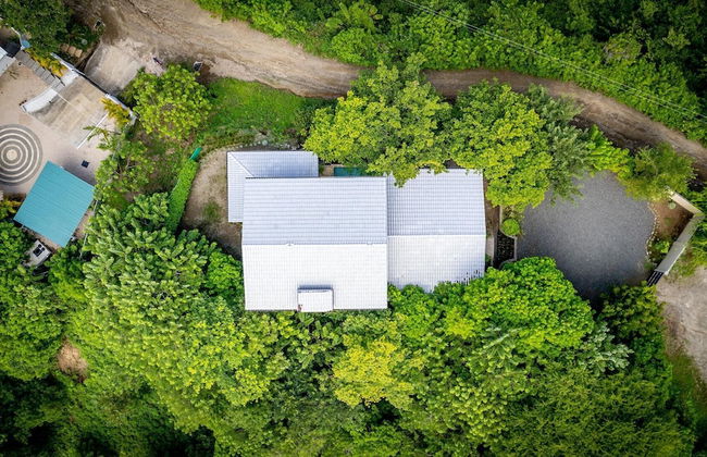 Nostalgic Retro Home on Luxurious Lot with a Private Infinity Pool and Ocean Views - Foto 26