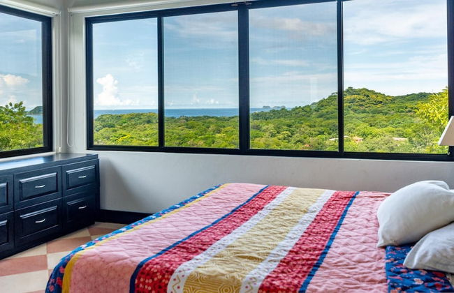 Nostalgic Retro Home on Luxurious Lot with a Private Infinity Pool and Ocean Views - Foto 6
