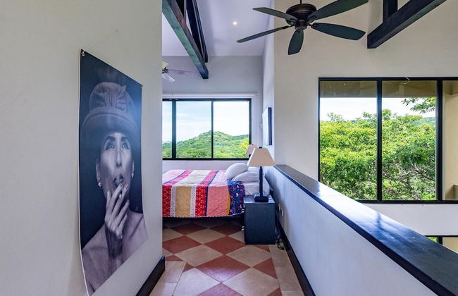 Nostalgic Retro Home on Luxurious Lot with a Private Infinity Pool and Ocean Views - Foto 5