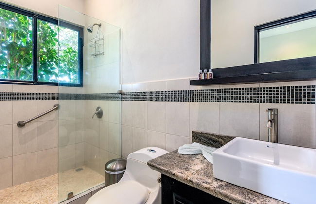 Nostalgic Retro Home on Luxurious Lot with a Private Infinity Pool and Ocean Views - Foto 16