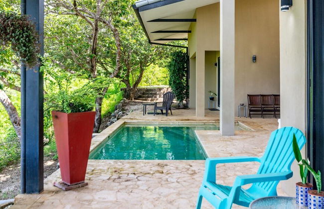 Nostalgic Retro Home on Luxurious Lot with a Private Infinity Pool and Ocean Views - Foto 19