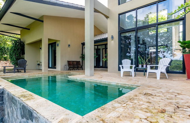 Nostalgic Retro Home on Luxurious Lot with a Private Infinity Pool and Ocean Views - Foto 1