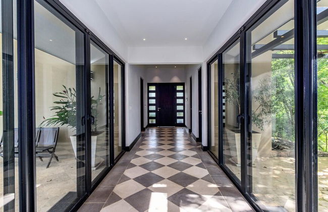 Nostalgic Retro Home on Luxurious Lot with a Private Infinity Pool and Ocean Views - Foto 22
