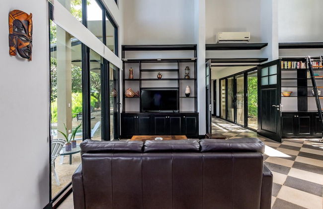 Nostalgic Retro Home on Luxurious Lot with a Private Infinity Pool and Ocean Views - Foto 13
