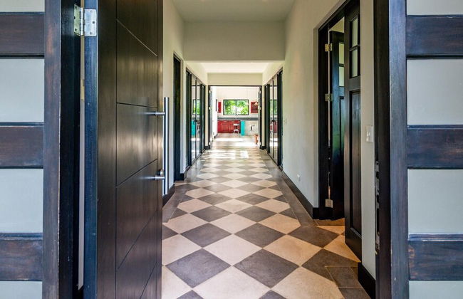Nostalgic Retro Home on Luxurious Lot with a Private Infinity Pool and Ocean Views - Foto 24