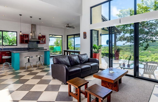 Nostalgic Retro Home on Luxurious Lot with a Private Infinity Pool and Ocean Views - Foto 11