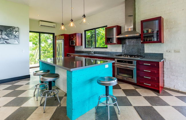 Nostalgic Retro Home on Luxurious Lot with a Private Infinity Pool and Ocean Views - Foto 8