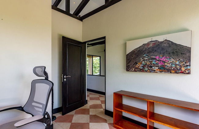 Nostalgic Retro Home on Luxurious Lot with a Private Infinity Pool and Ocean Views - Foto 10