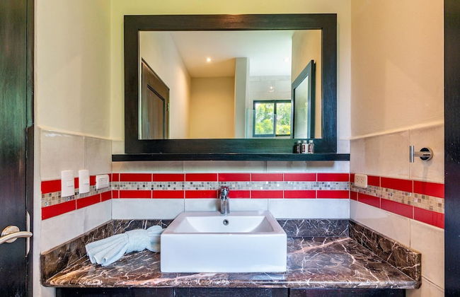 Nostalgic Retro Home on Luxurious Lot with a Private Infinity Pool and Ocean Views - Foto 18