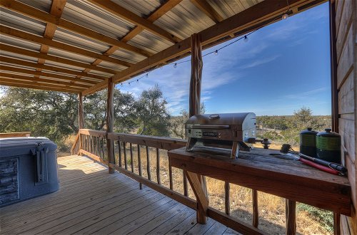 Foto 13 - Mesquite Cabin With Hot Tub & Hill Country Views