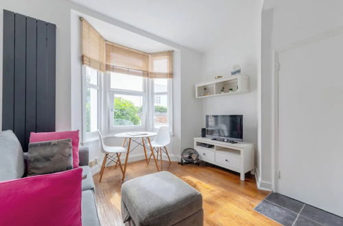 Photo 10 - Tasteful & Homely 1BD Flat - Brixton