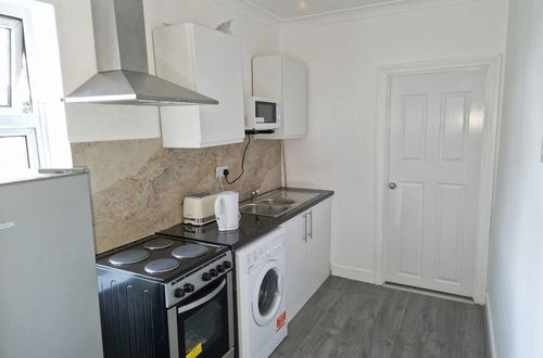 Photo 12 - Captivating 2-bed Apartment in Ilford