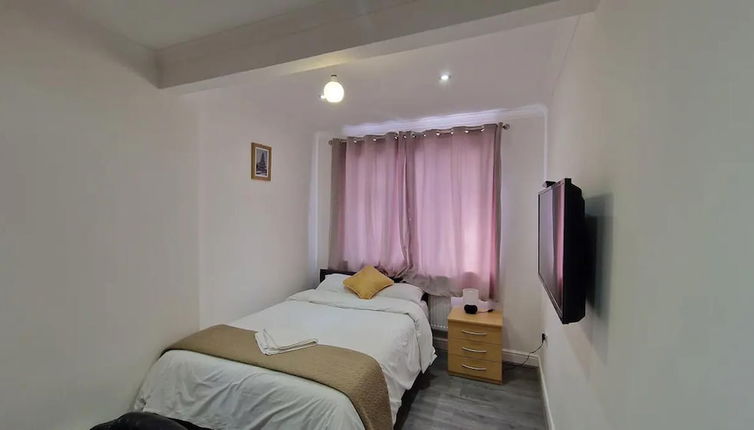 Photo 1 - Captivating 2-bed Apartment in Ilford