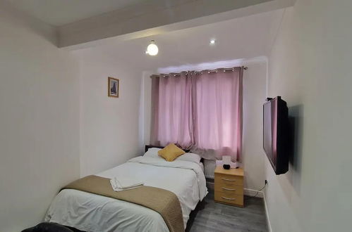 Photo 1 - Captivating 2-bed Apartment in Ilford