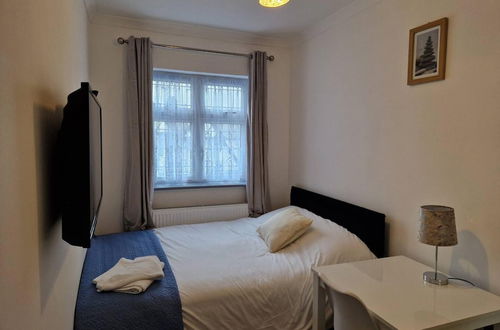 Foto 9 - Captivating 2-bed Apartment in Ilford