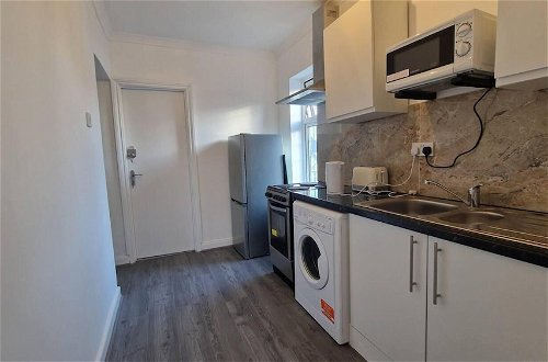 Foto 13 - Captivating 2-bed Apartment in Ilford