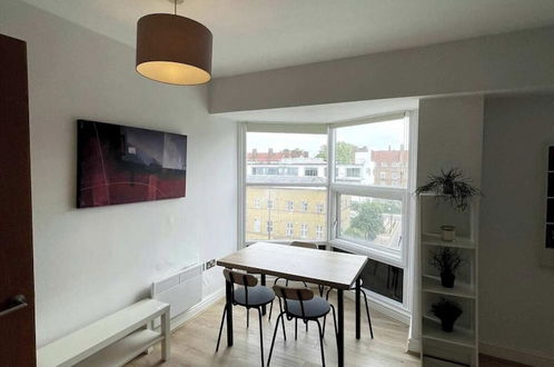 Photo 10 - Spacious & Bright 2BD Flat - Bethnal Green