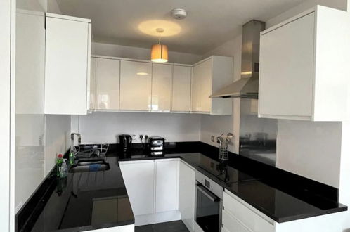 Photo 4 - Spacious & Bright 2BD Flat - Bethnal Green